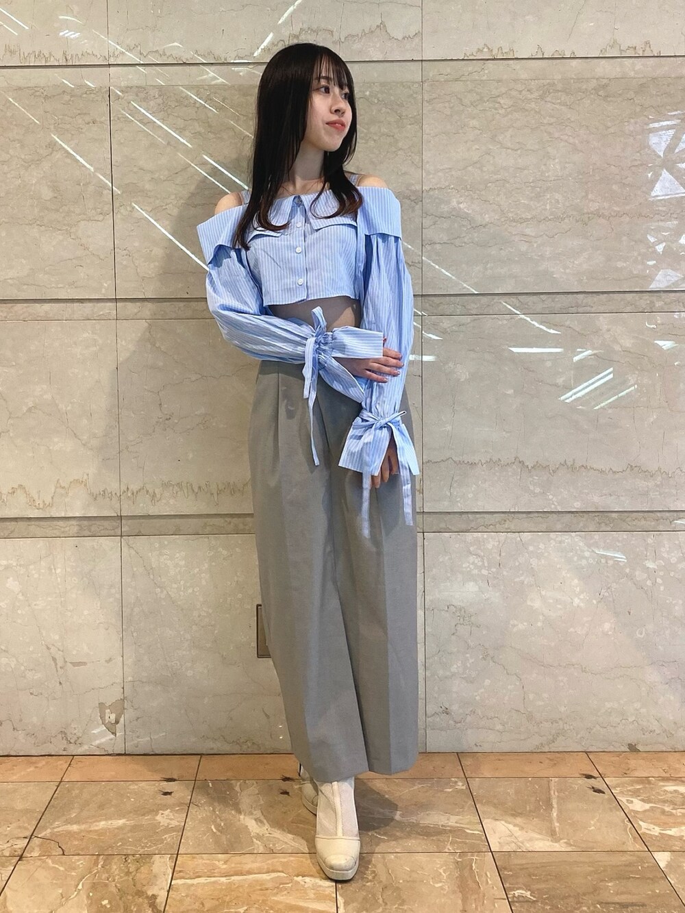 グレー系のスカート、ブルー系のシャツ/ブラウスを着用したレディースの冬コーディネートの4枚目の写真