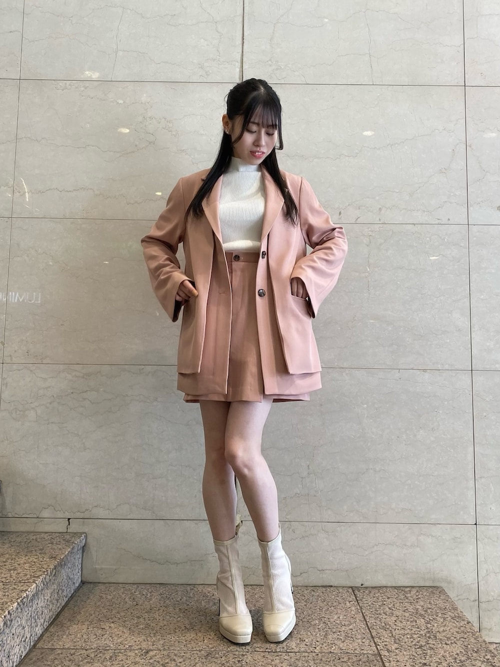 ピンク系のテーラードジャケット、ピンク系のテーラードジャケット、ピンク系のスカートを着用したレディースの冬コーディネートの9枚目の写真