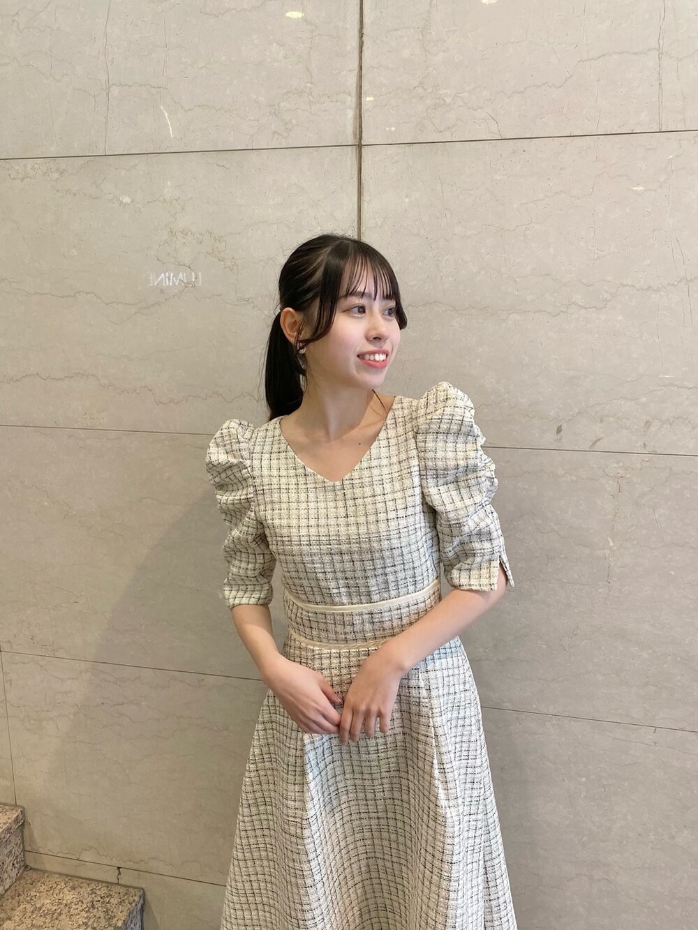 ホワイト系のワンピース、その他のパンプスを着用したレディースの冬コーディネートの9枚目の写真