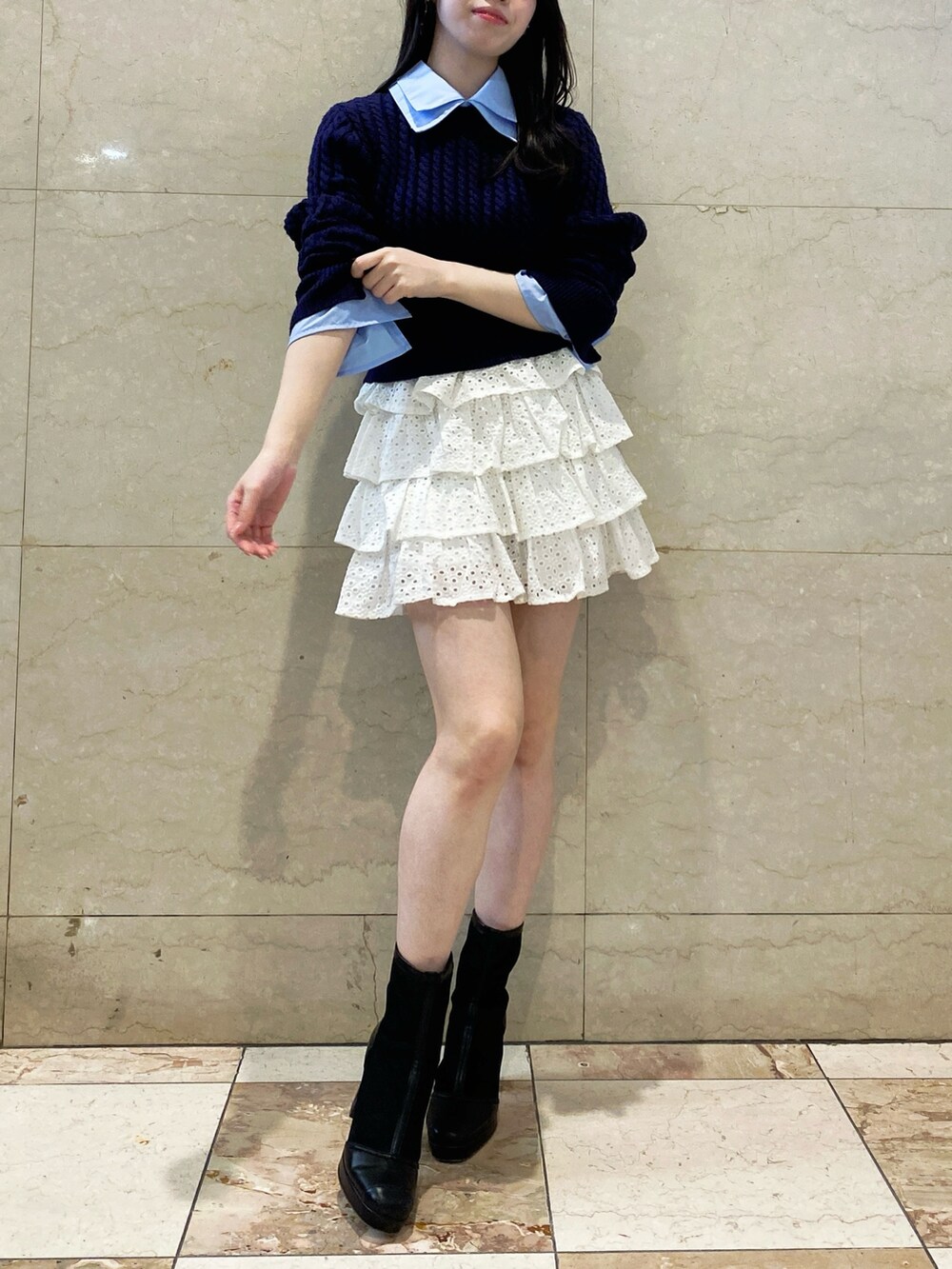 ホワイト系のスカート、ブルー系のニット/セーターを着用したレディースの春コーディネートの3枚目の写真