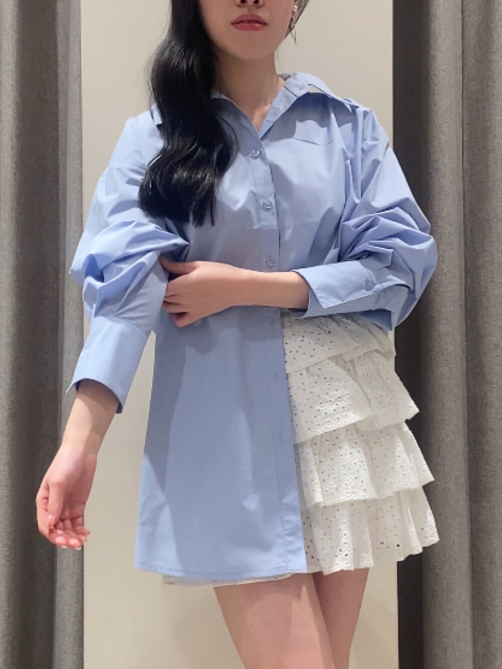 ブルー系のシャツ/ブラウス、ホワイト系のスカートを着用したレディースの冬コーディネートの4枚目の写真