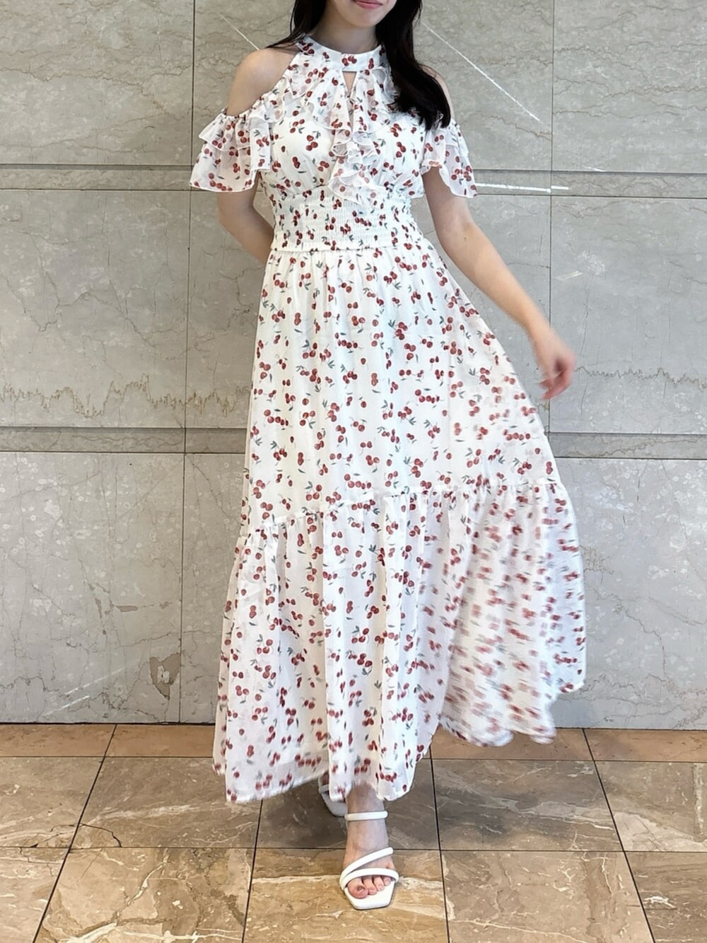 ホワイト系のサンダル、ホワイト系のワンピースを着用したレディースの夏コーディネートの2枚目の写真