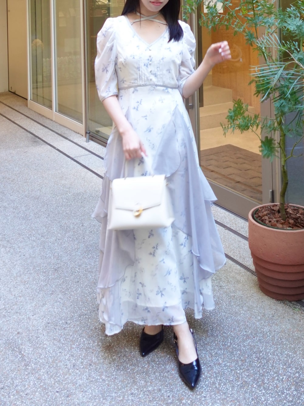 ブルー系のワンピースを着用したレディースの春コーディネートの7枚目の写真