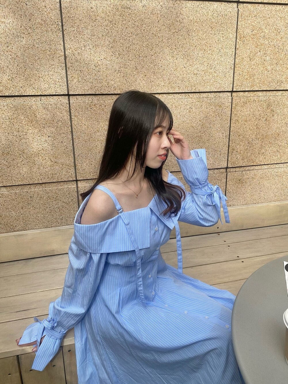 ブルー系のシャツワンピースを着用したレディースの冬コーディネートの4枚目の写真