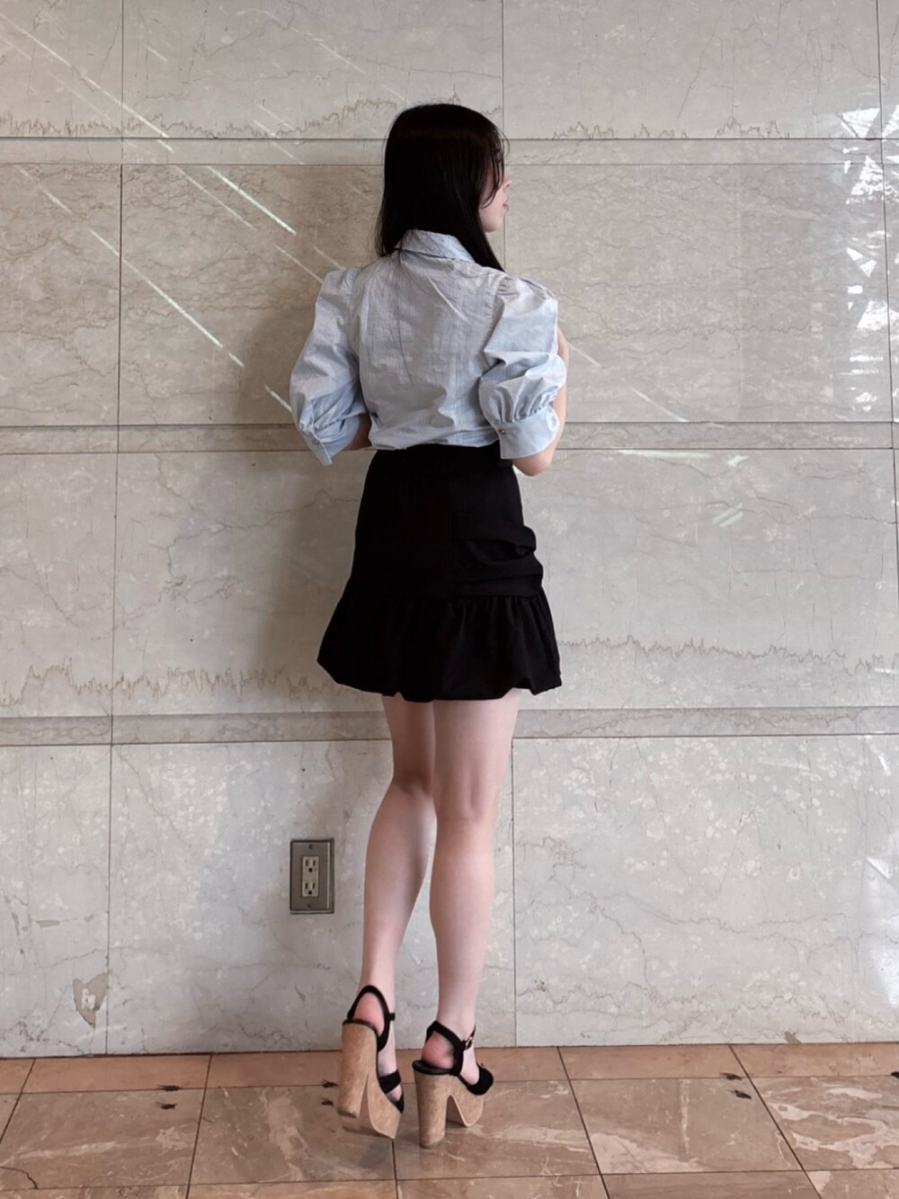 ブラック系のスカート、ブルー系のシャツ/ブラウスを着用したレディースの夏コーディネートの2枚目の写真