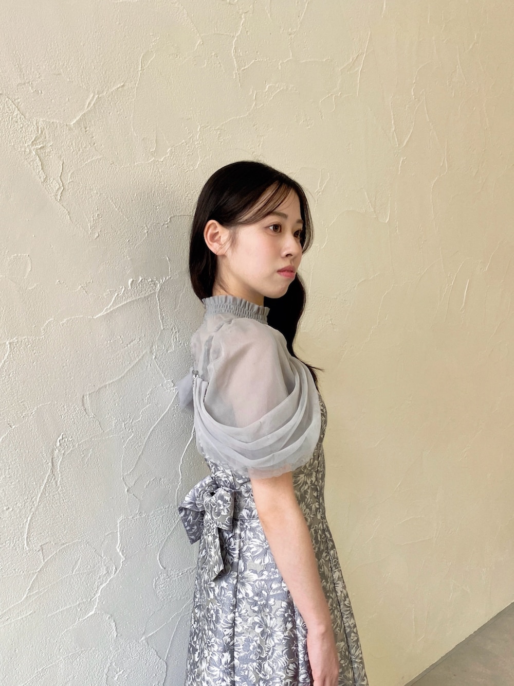 グレー系のドレスを着用したレディースの春コーディネートの5枚目の写真