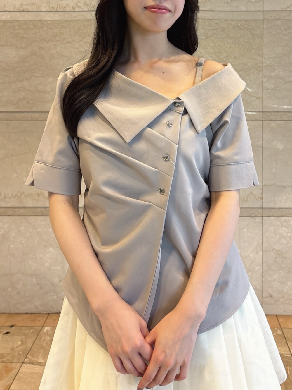 ブラック系のサンダル、ホワイト系のスカート、グレー系のシャツ/ブラウスを着用したレディースの夏コーディネートの4枚目の写真