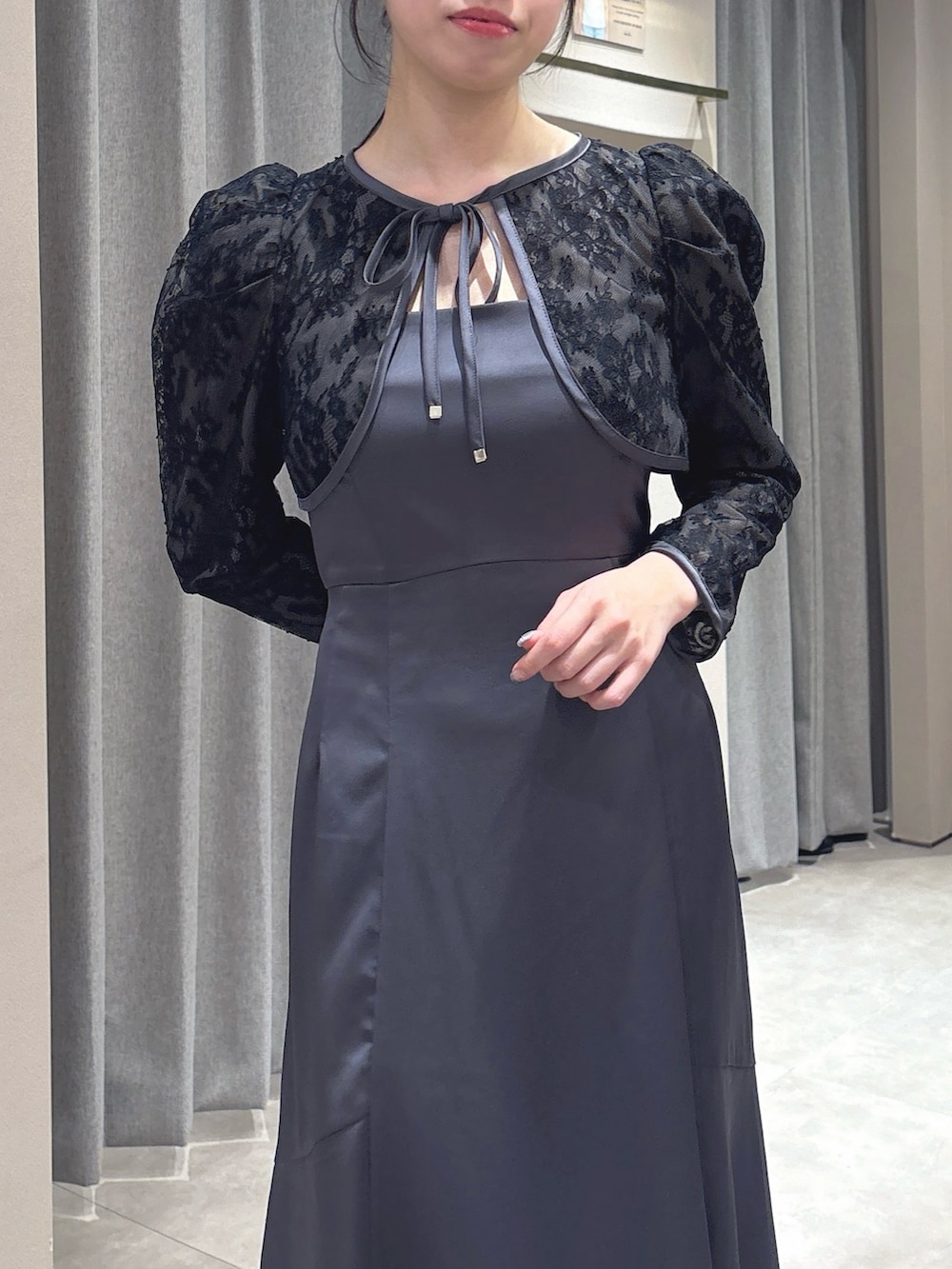 ブラック系のドレス、ブラック系のパンプスを着用したレディースの冬コーディネートの9枚目の写真