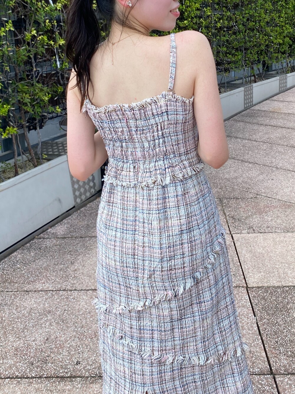 ピンク系のワンピースを着用したレディースの夏コーディネートの6枚目の写真