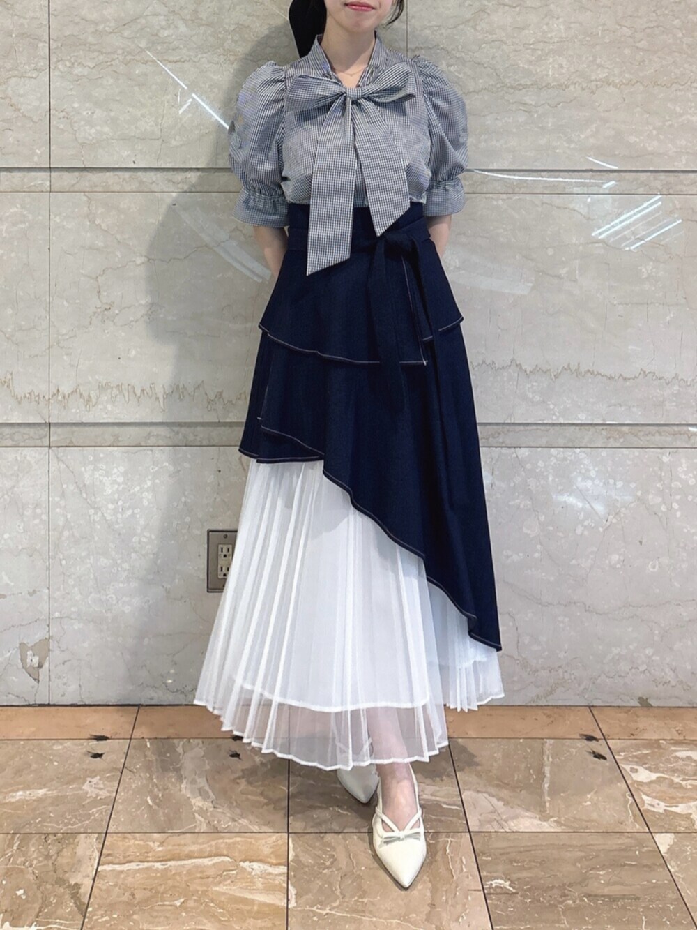 ホワイト系のパンプス、その他のシャツ/ブラウス、ブルー系のスカートを着用したレディースの春コーディネートの5枚目の写真