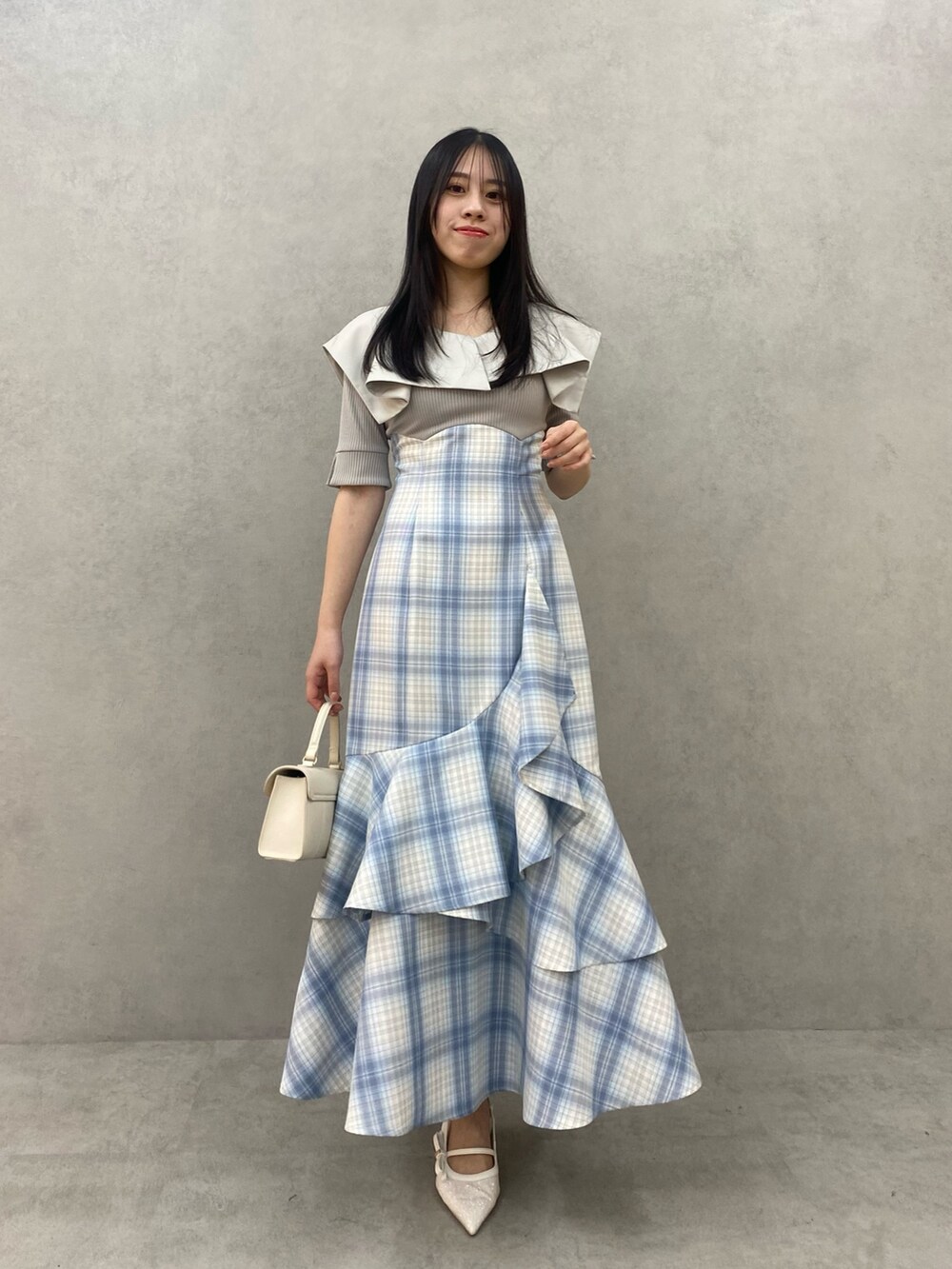 グレー系のワンピースを着用したレディースの春コーディネートの2枚目の写真