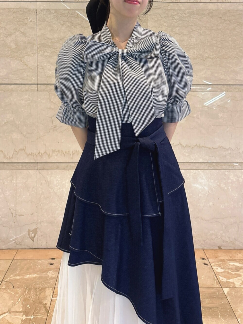 ホワイト系のパンプス、その他のシャツ/ブラウス、ブルー系のスカートを着用したレディースの春コーディネートの7枚目の写真