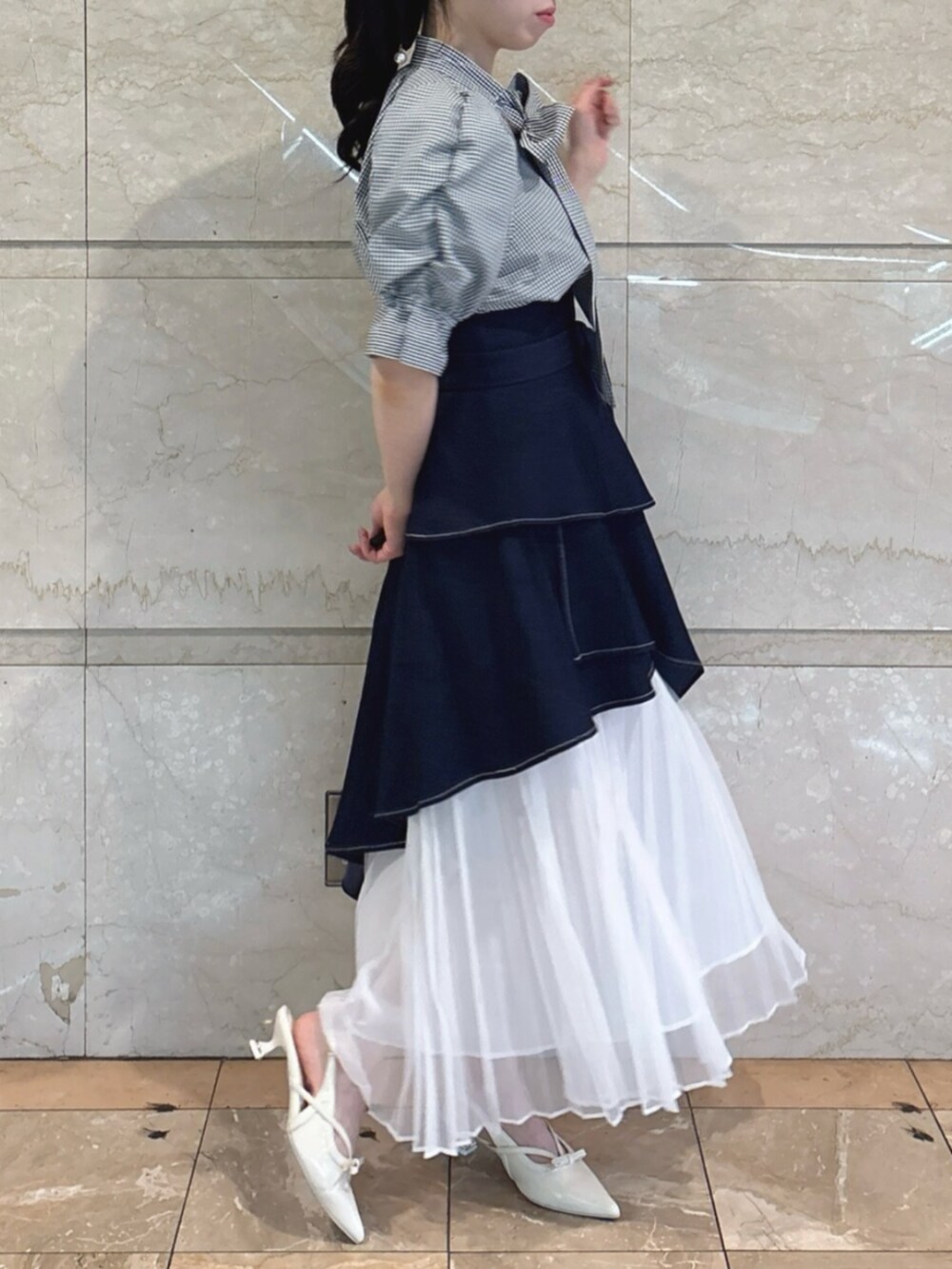ホワイト系のパンプス、その他のシャツ/ブラウス、ブルー系のスカートを着用したレディースの春コーディネートの3枚目の写真