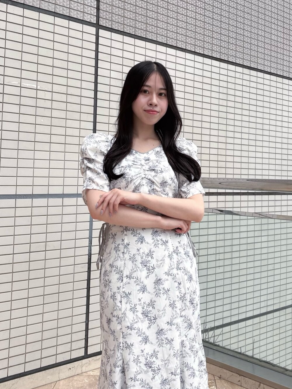 ホワイト系のワンピースを着用したレディースの夏コーディネートの5枚目の写真