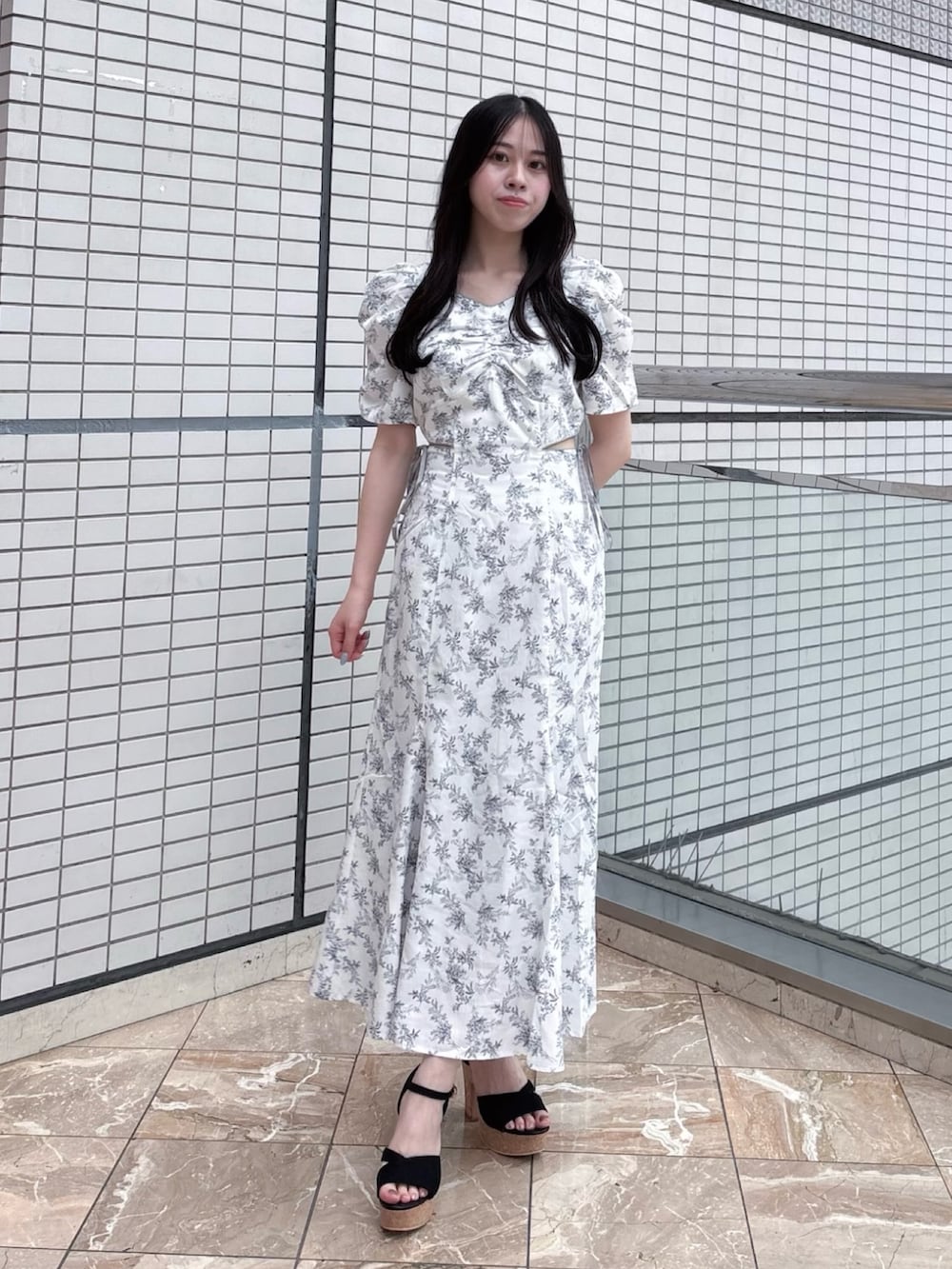 ホワイト系のワンピースを着用したレディースの夏コーディネートの2枚目の写真