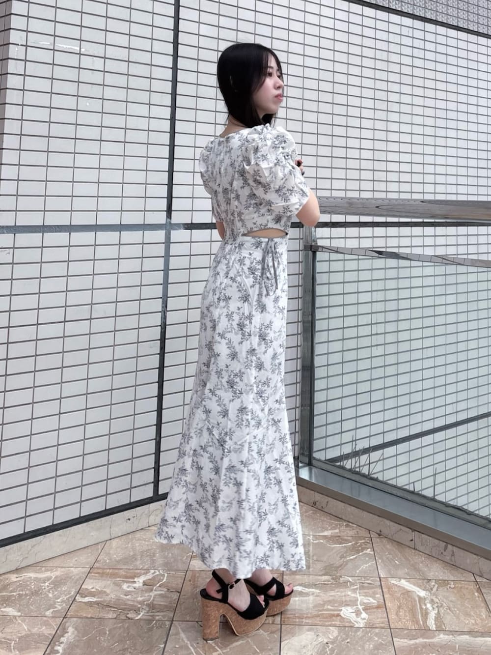 ホワイト系のワンピースを着用したレディースの夏コーディネートの4枚目の写真