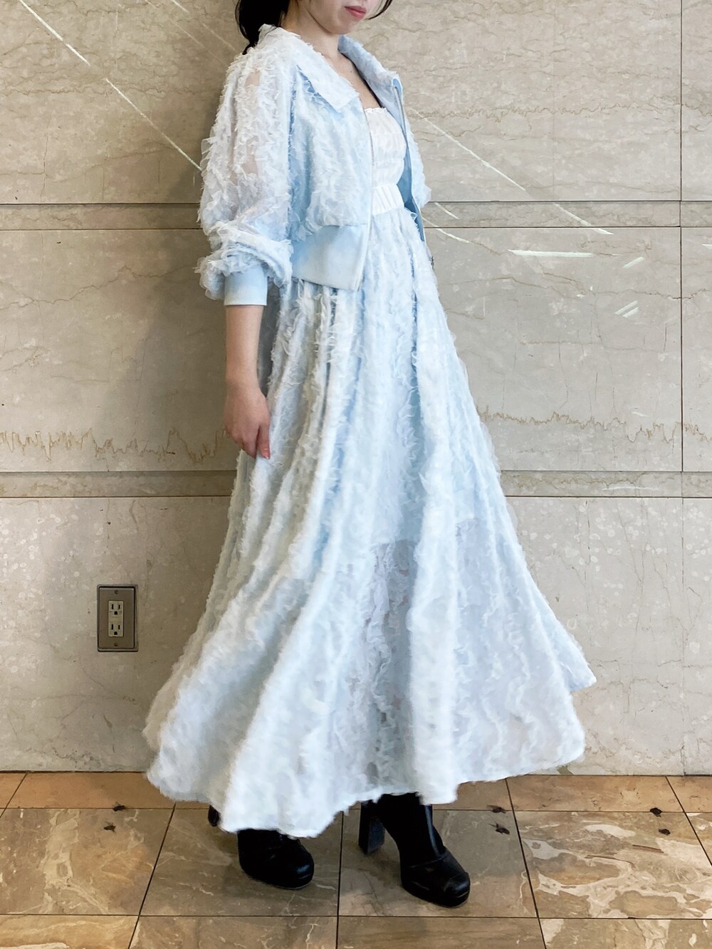 ブルー系のワンピース、ブルー系のブルゾンを着用したレディースの春コーディネートの2枚目の写真