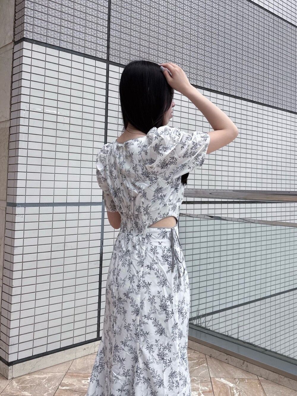 ホワイト系のワンピースを着用したレディースの夏コーディネートの7枚目の写真