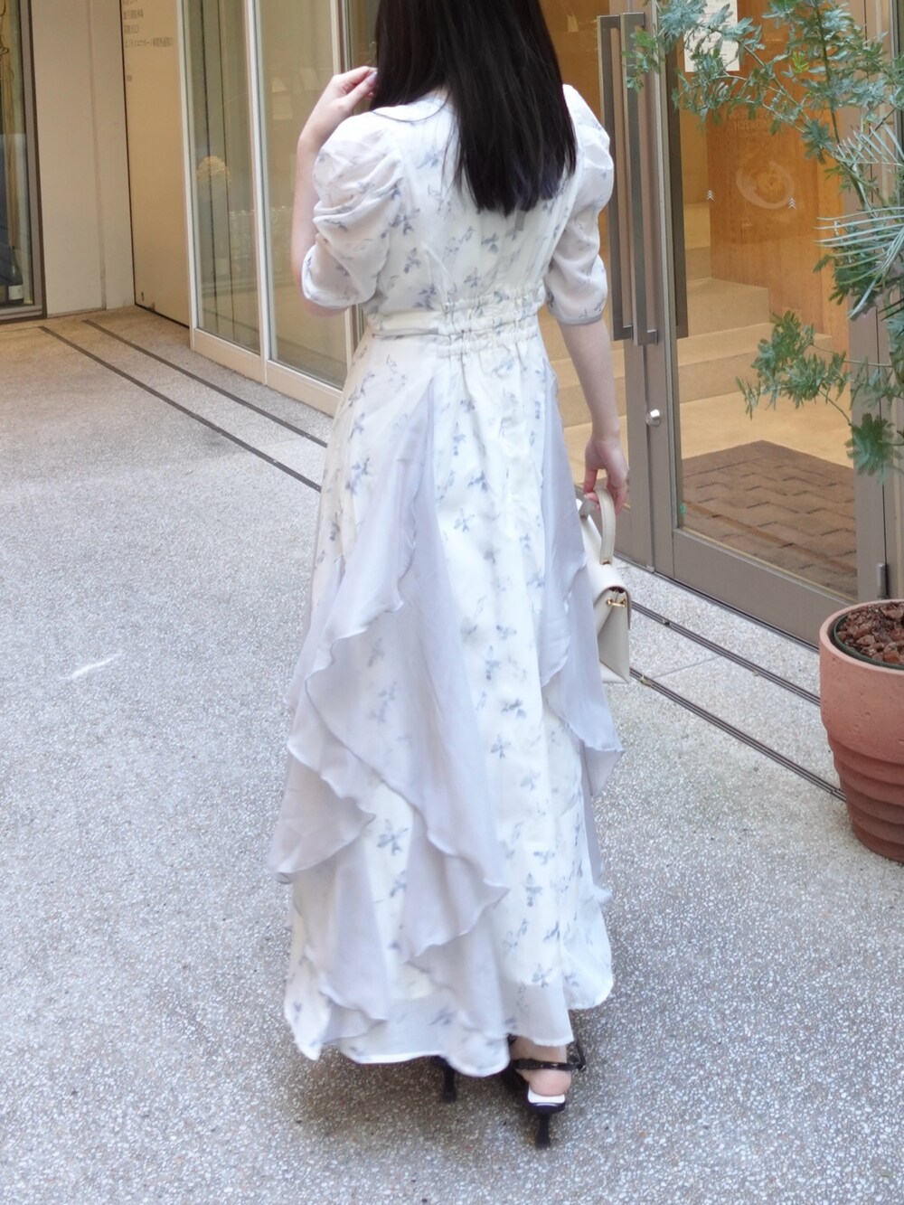 ブルー系のワンピースを着用したレディースの春コーディネートの4枚目の写真