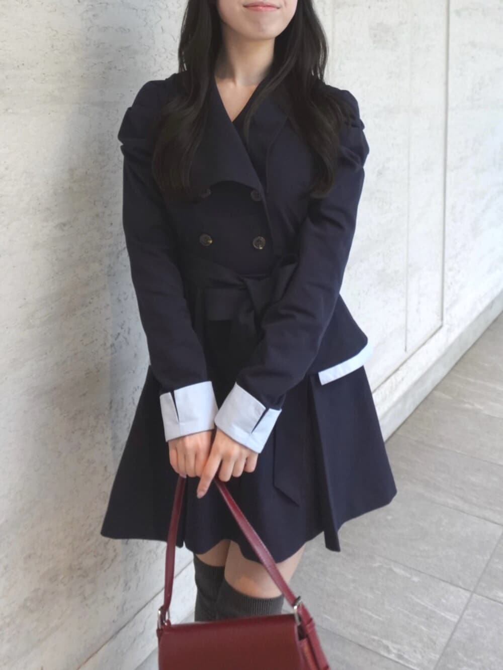 ブルー系のワンピースを着用したレディースの冬コーディネートの7枚目の写真