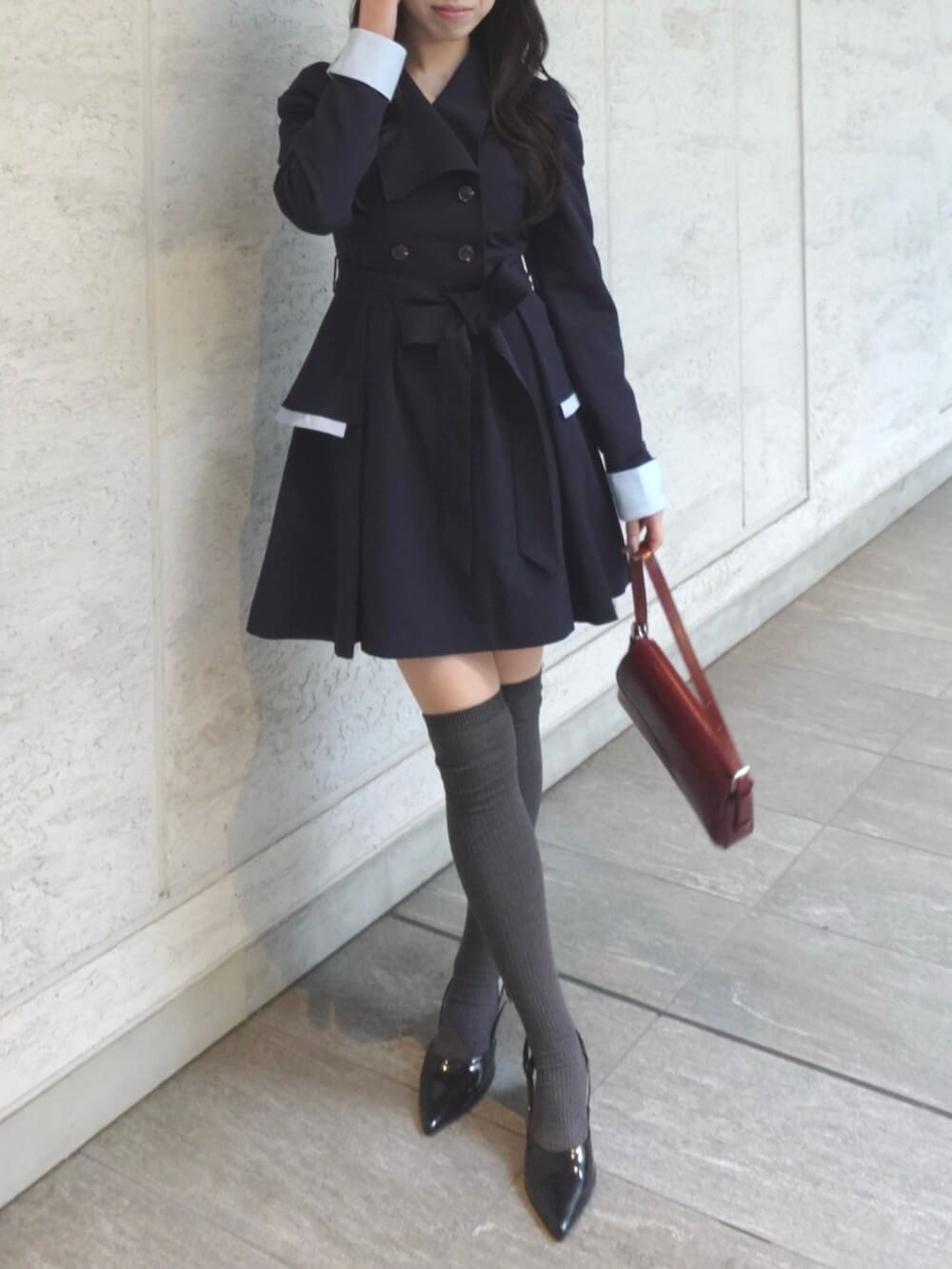 ブルー系のワンピースを着用したレディースの冬コーディネートの5枚目の写真