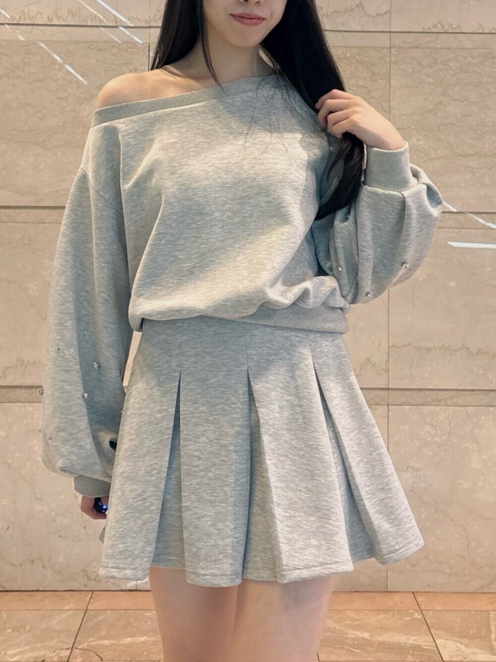 ブラウン系のブーツ、グレー系のスウェット、グレー系のスカートを着用したレディースの秋コーディネートの8枚目の写真