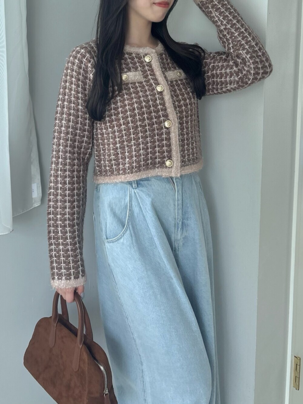 ブルー系のデニムパンツ、ブラウン系のカーディガン/ボレロを着用したレディースの秋コーディネートの6枚目の写真