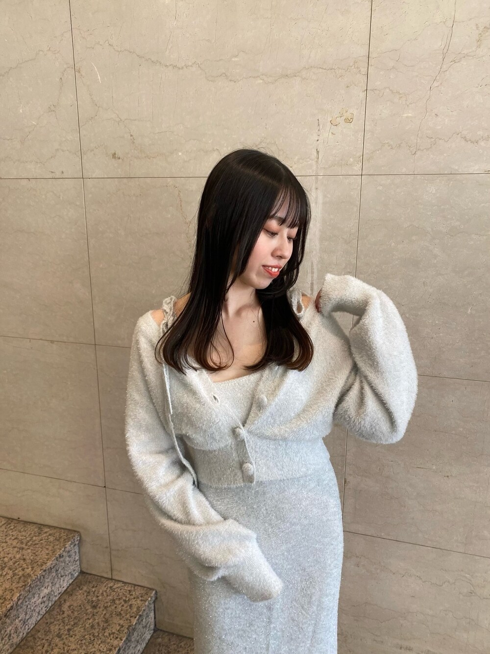 グレー系のワンピースを着用したレディースの冬コーディネートの7枚目の写真