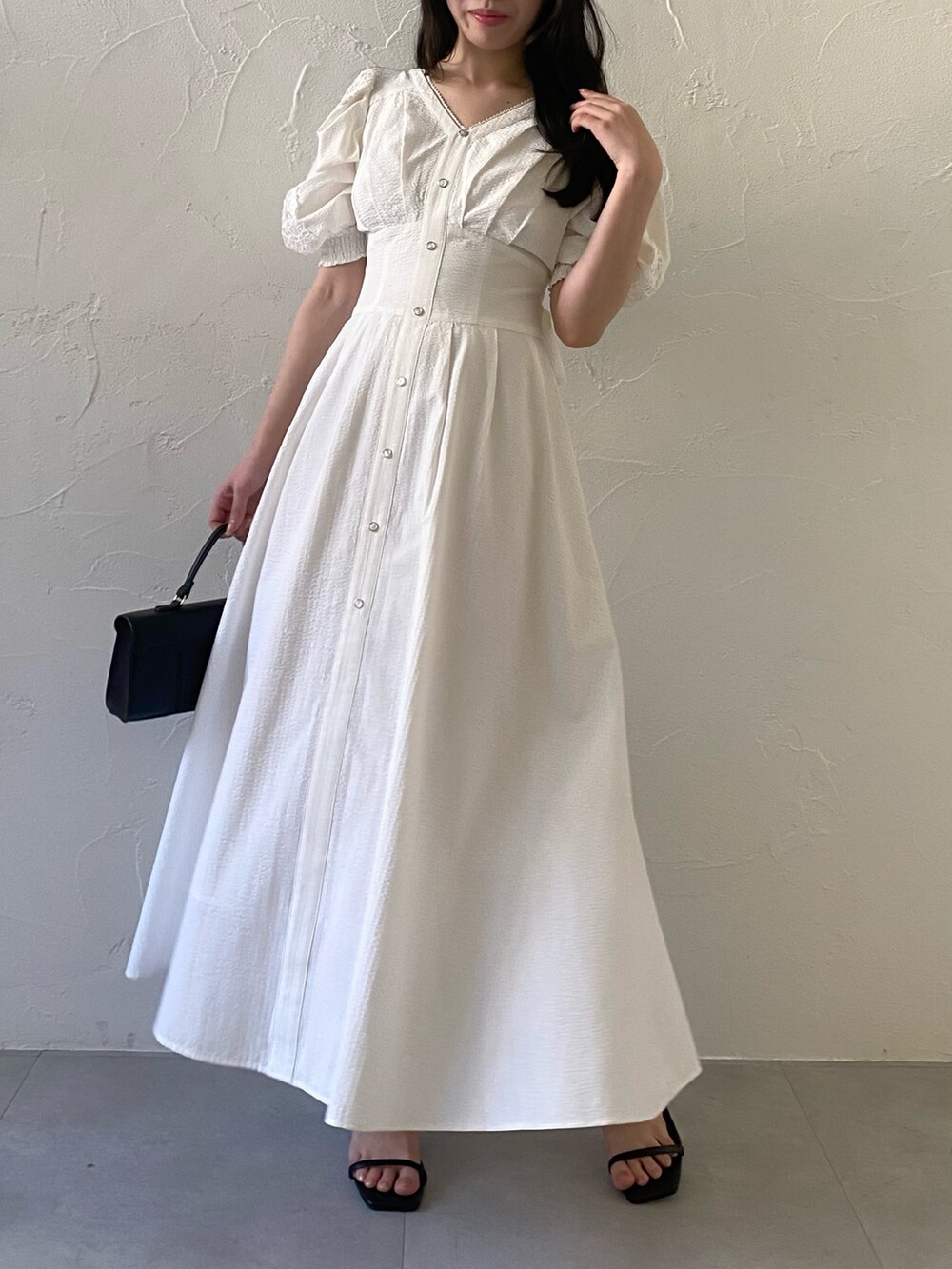 ホワイト系のワンピースを着用したレディースの夏コーディネートの3枚目の写真