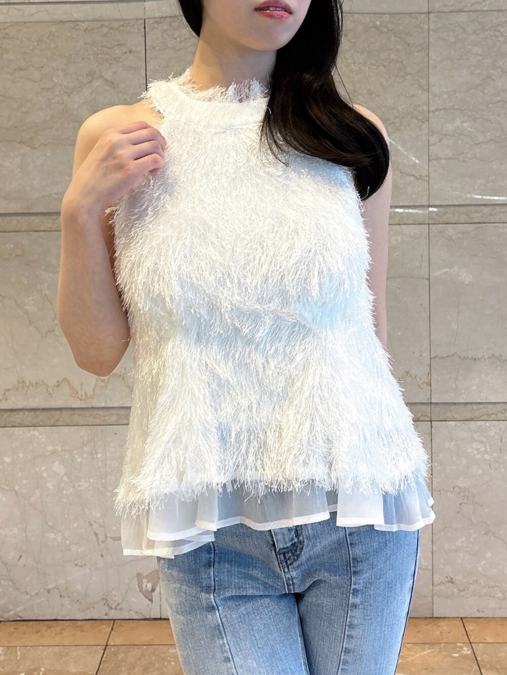 ブラック系のサンダル、ブルー系のデニムパンツ、ホワイト系のタンクトップを着用したレディースの夏コーディネートの8枚目の写真