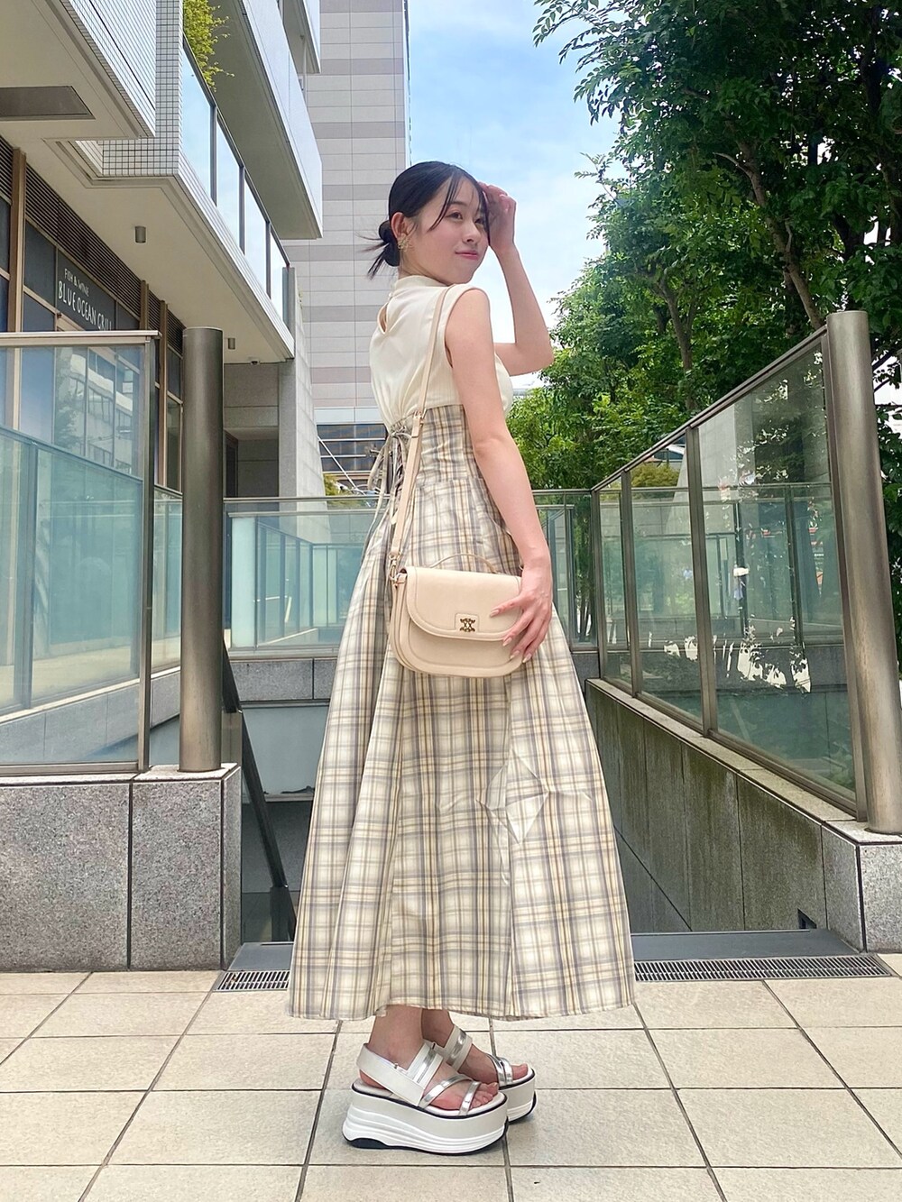 ブラック系のワンピース、ブラック系のサンダルを着用したレディースの夏コーディネートの2枚目の写真