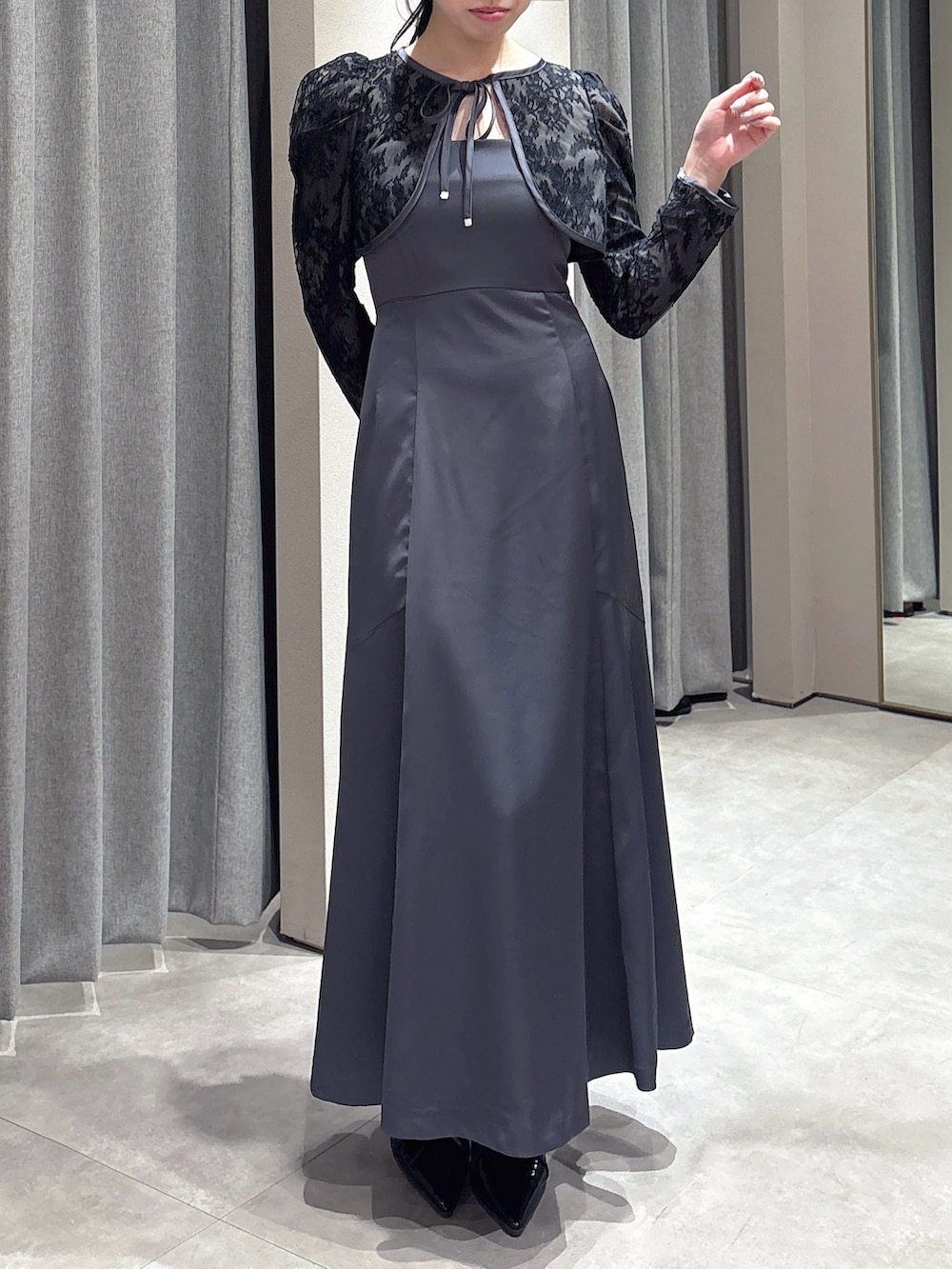 ブラック系のドレス、ブラック系のパンプスを着用したレディースの冬コーディネートの5枚目の写真