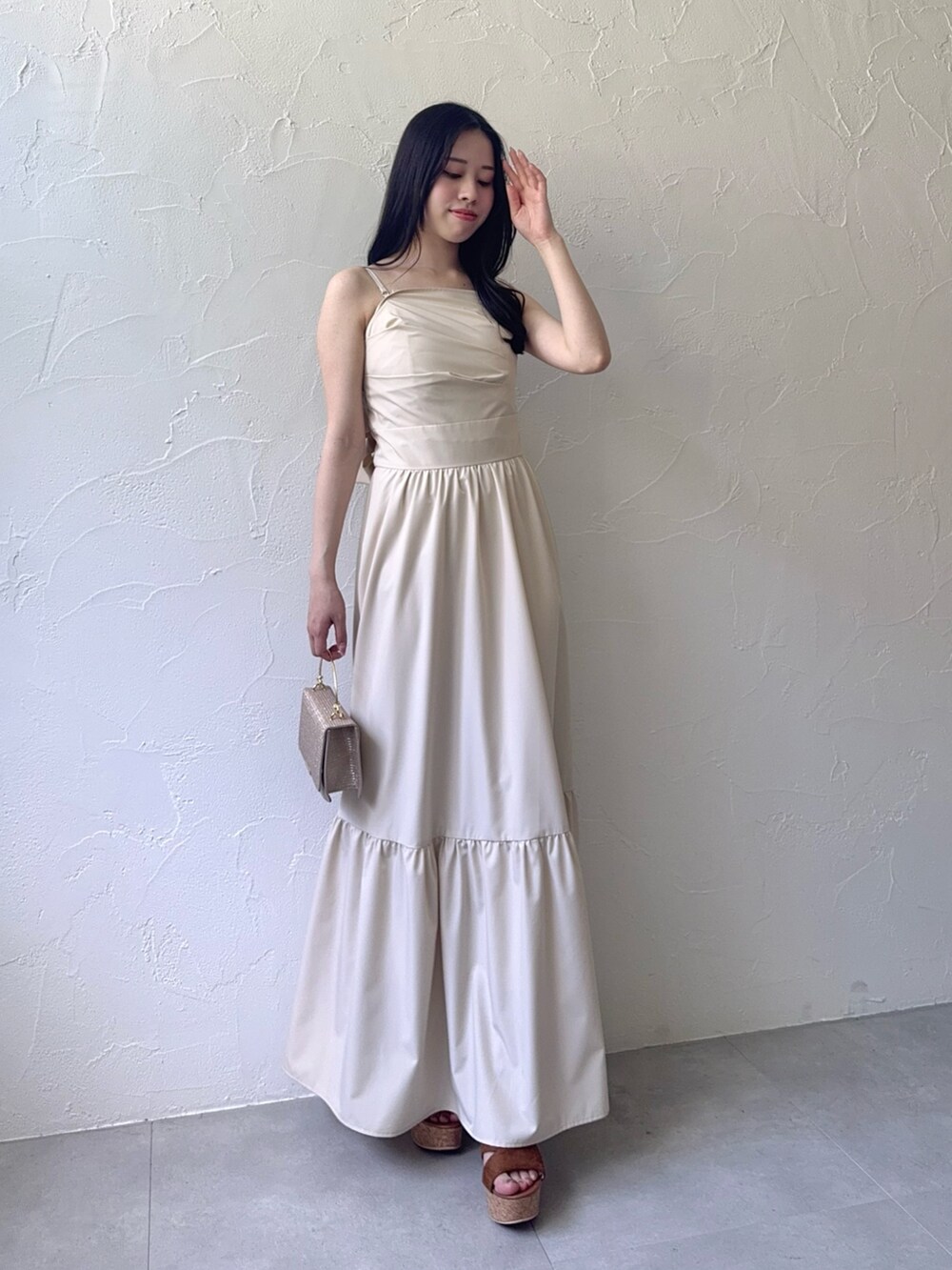 ホワイト系のワンピースを着用したレディースの夏コーディネートの6枚目の写真