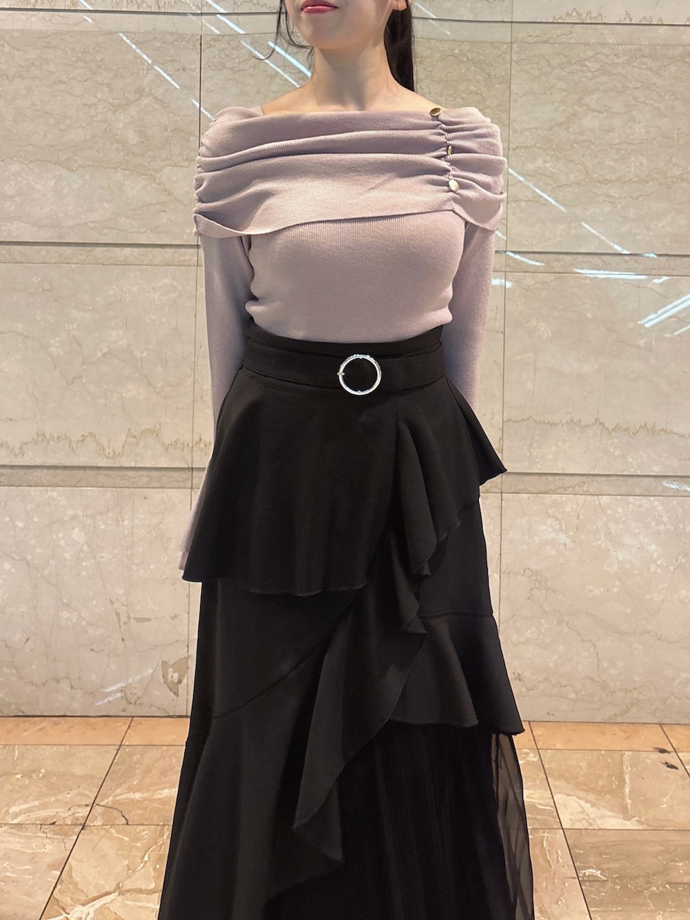 ブラック系のスカート、ピンク系のニット/セーター、ブラック系のブーツを着用したレディースの冬コーディネートの7枚目の写真