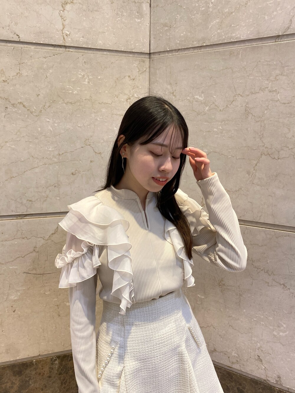 ベージュ系のTシャツ/カットソー、ホワイト系のスカートを着用したレディースの春コーディネートの6枚目の写真