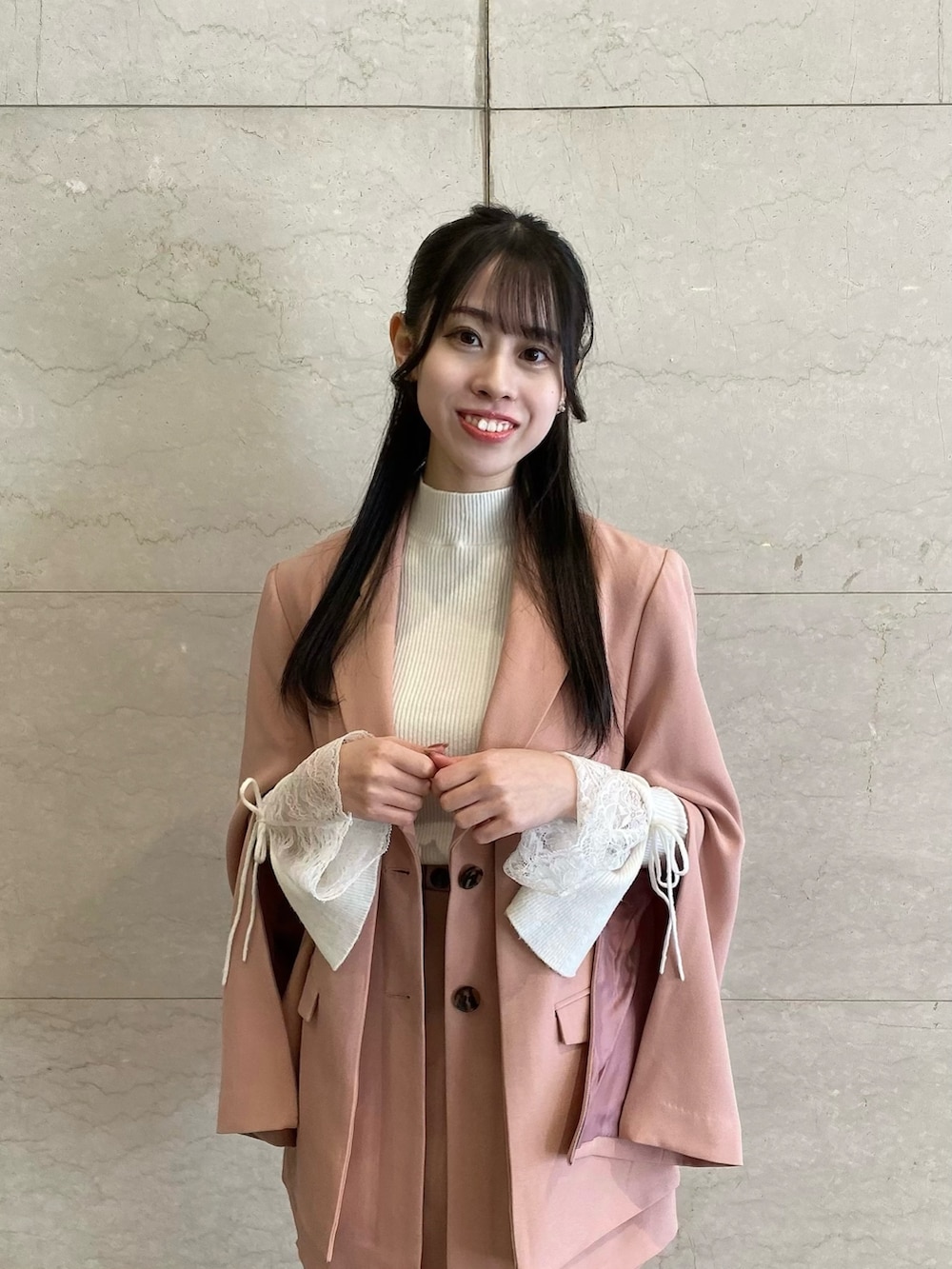 ピンク系のテーラードジャケット、ピンク系のテーラードジャケット、ピンク系のスカートを着用したレディースの冬コーディネートの8枚目の写真