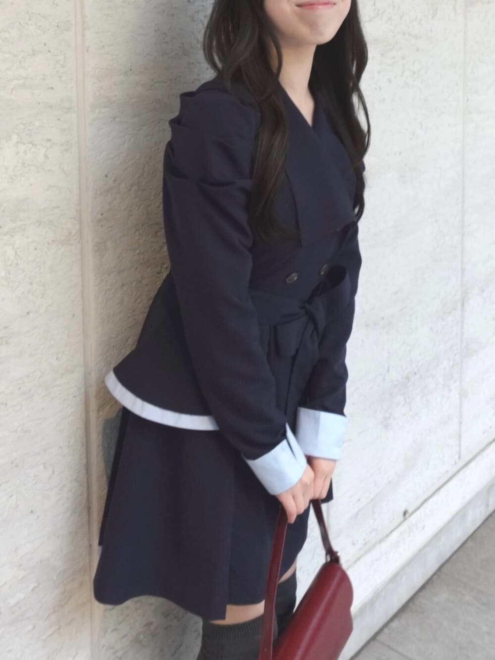 ブルー系のワンピースを着用したレディースの冬コーディネートの9枚目の写真