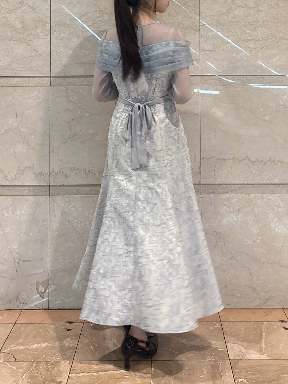 ブルー系のドレス、ブラック系のパンプスを着用したレディースの冬コーディネートの4枚目の写真