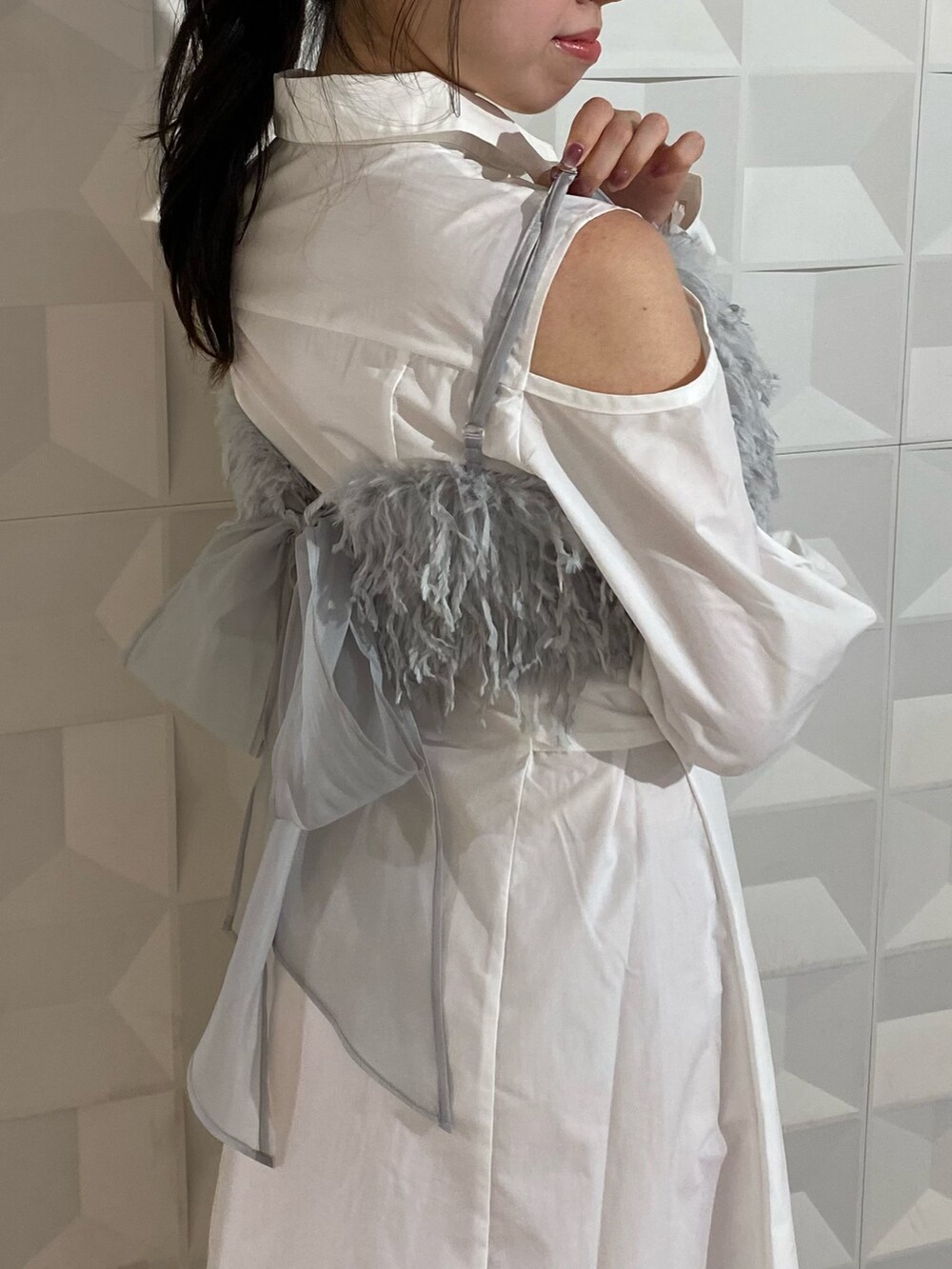 ホワイト系のシャツワンピース、ブルー系のキャミソールを着用したレディースの秋コーディネートの7枚目の写真