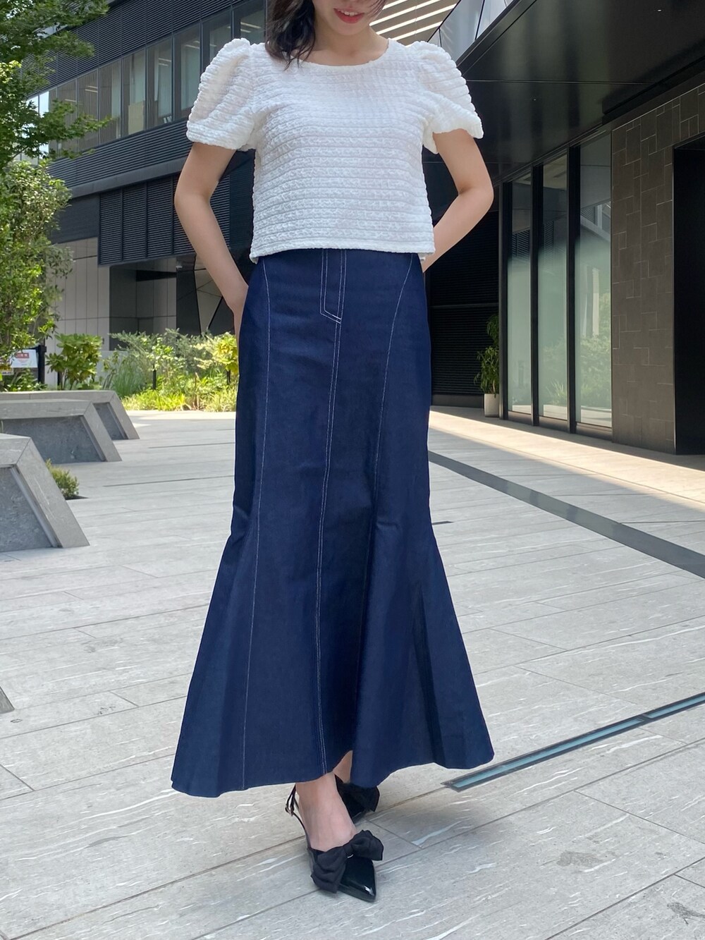 ホワイト系のTシャツ/カットソー、ブルー系のスカートを着用したレディースの夏コーディネートの2枚目の写真