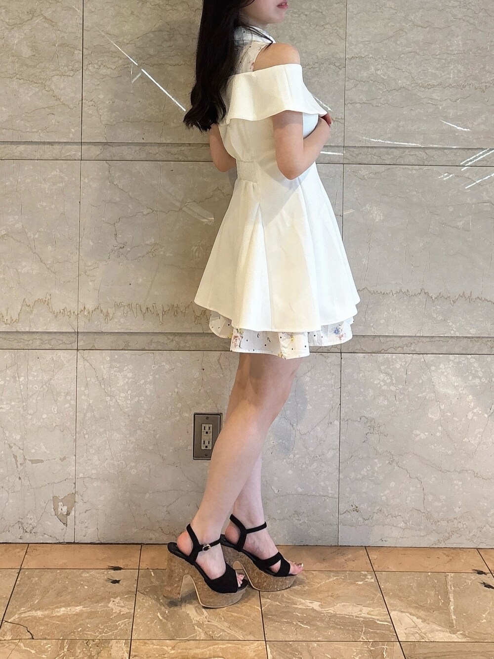 ホワイト系のワンピース、ブラック系のサンダルを着用したレディースの夏コーディネートの4枚目の写真