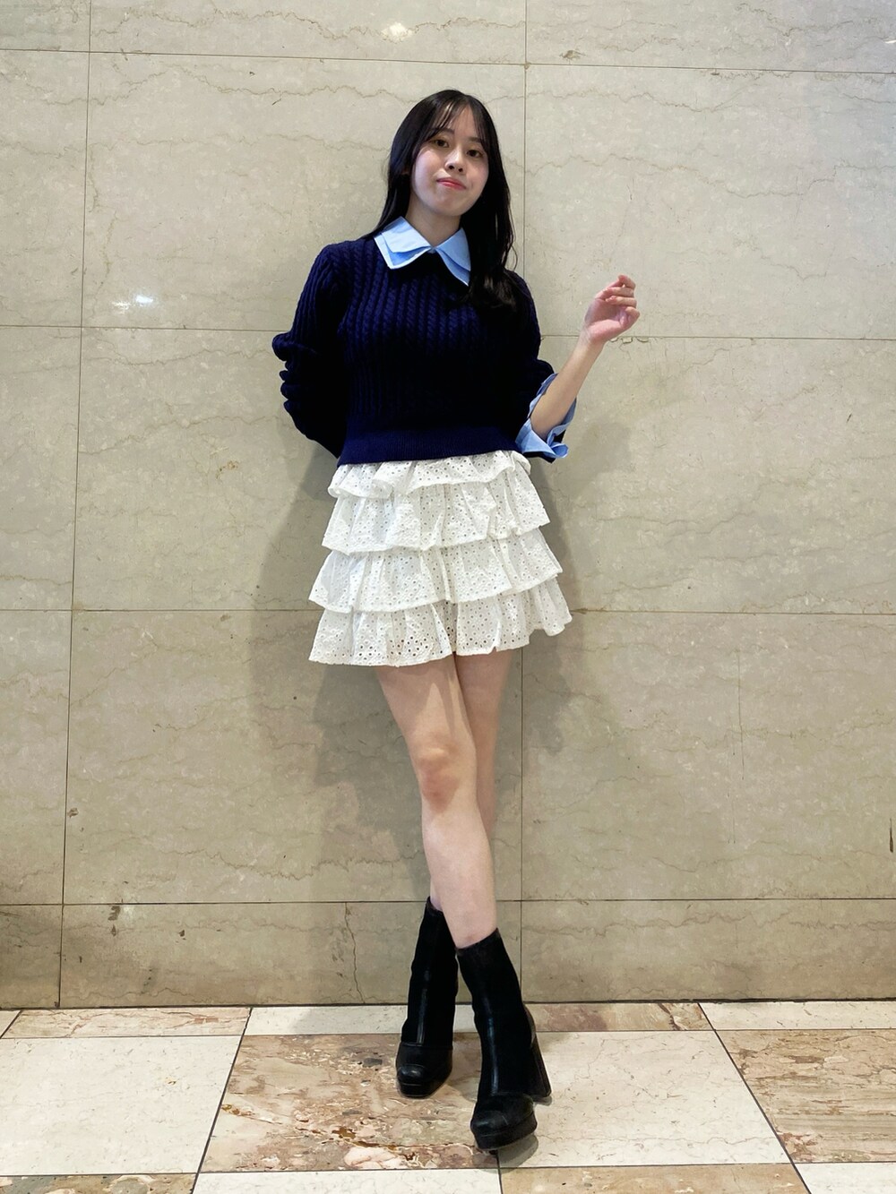 ホワイト系のスカート、ブルー系のニット/セーターを着用したレディースの春コーディネートの2枚目の写真
