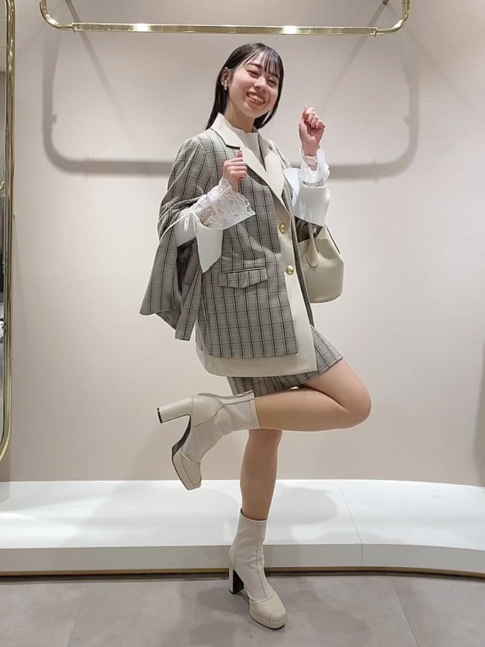 その他のテーラードジャケットを着用したレディースの冬コーディネートの3枚目の写真