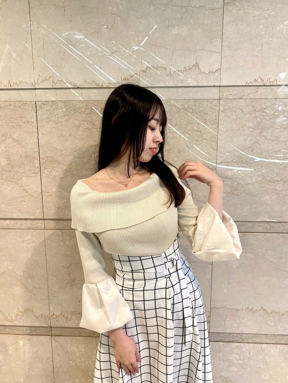 ブラック系のスカート、グレー系のニット/セーターを着用したレディースの冬コーディネートの6枚目の写真