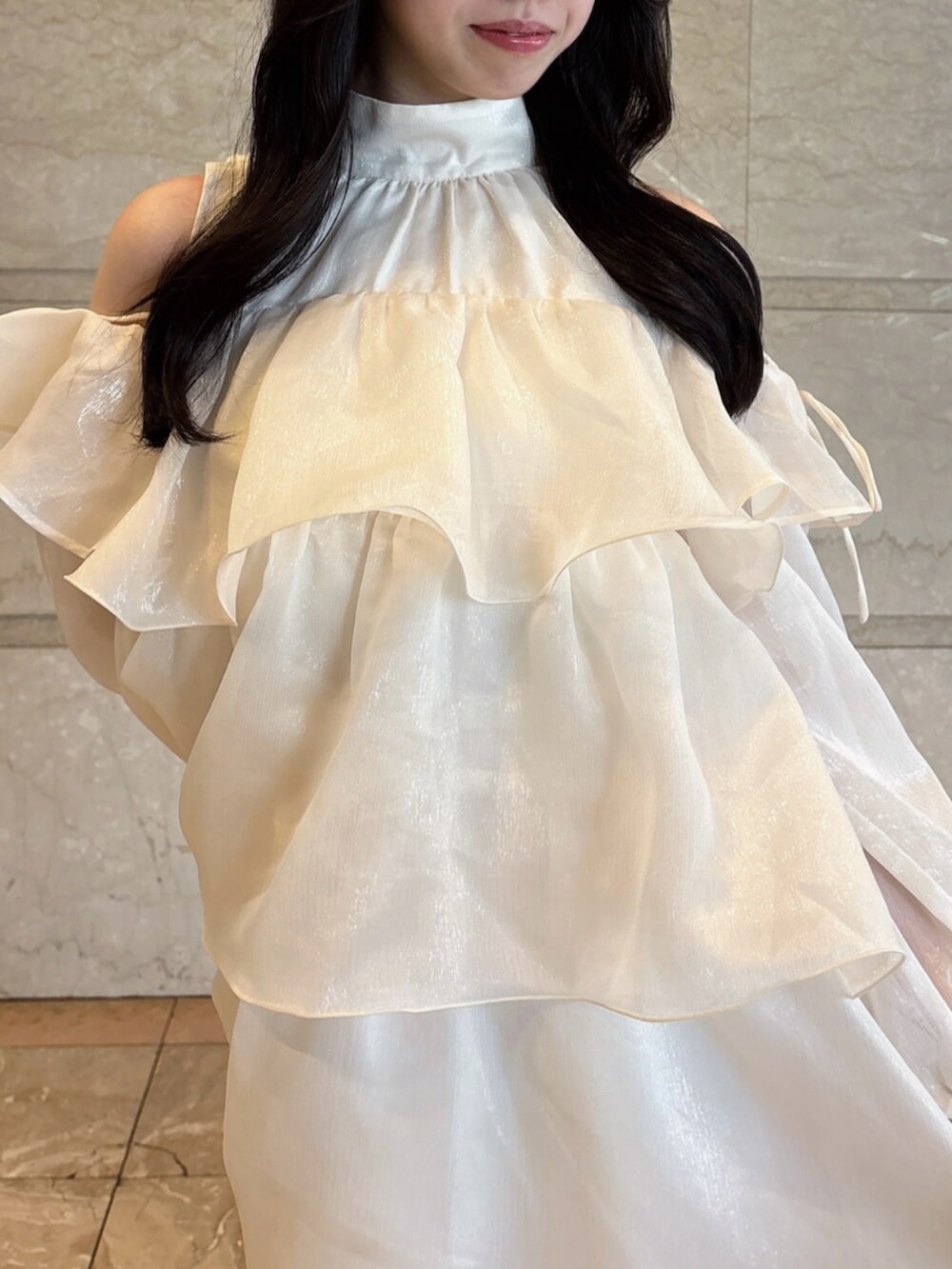 ブラウン系のブーツ、ホワイト系のワンピースを着用したレディースの夏コーディネートの5枚目の写真