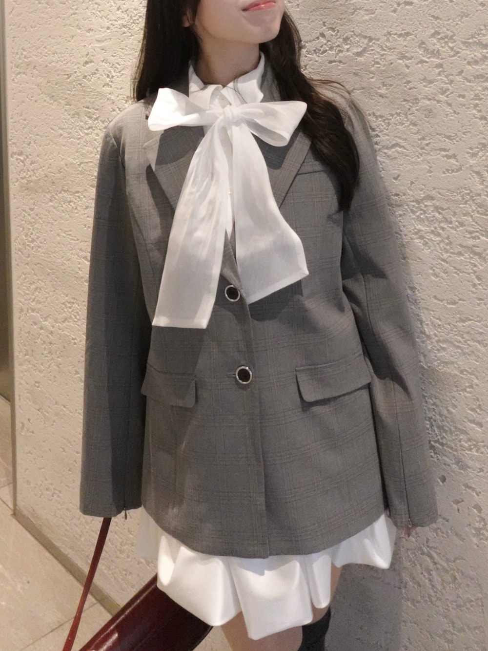 グレー系のテーラードジャケット、その他のシャツ/ブラウス、ホワイト系のスカートを着用したレディースの冬コーディネートの6枚目の写真