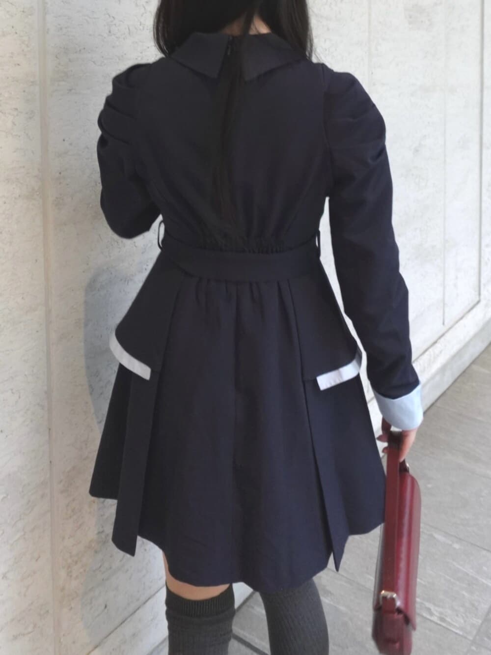 ブルー系のワンピースを着用したレディースの冬コーディネートの6枚目の写真