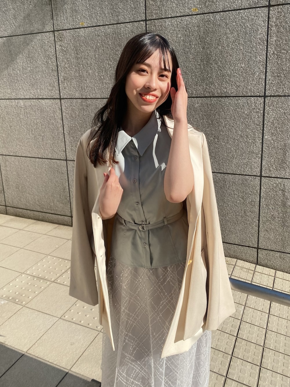 ブルー系のワンピース、ホワイト系のテーラードジャケットを着用したレディースの冬コーディネートの9枚目の写真