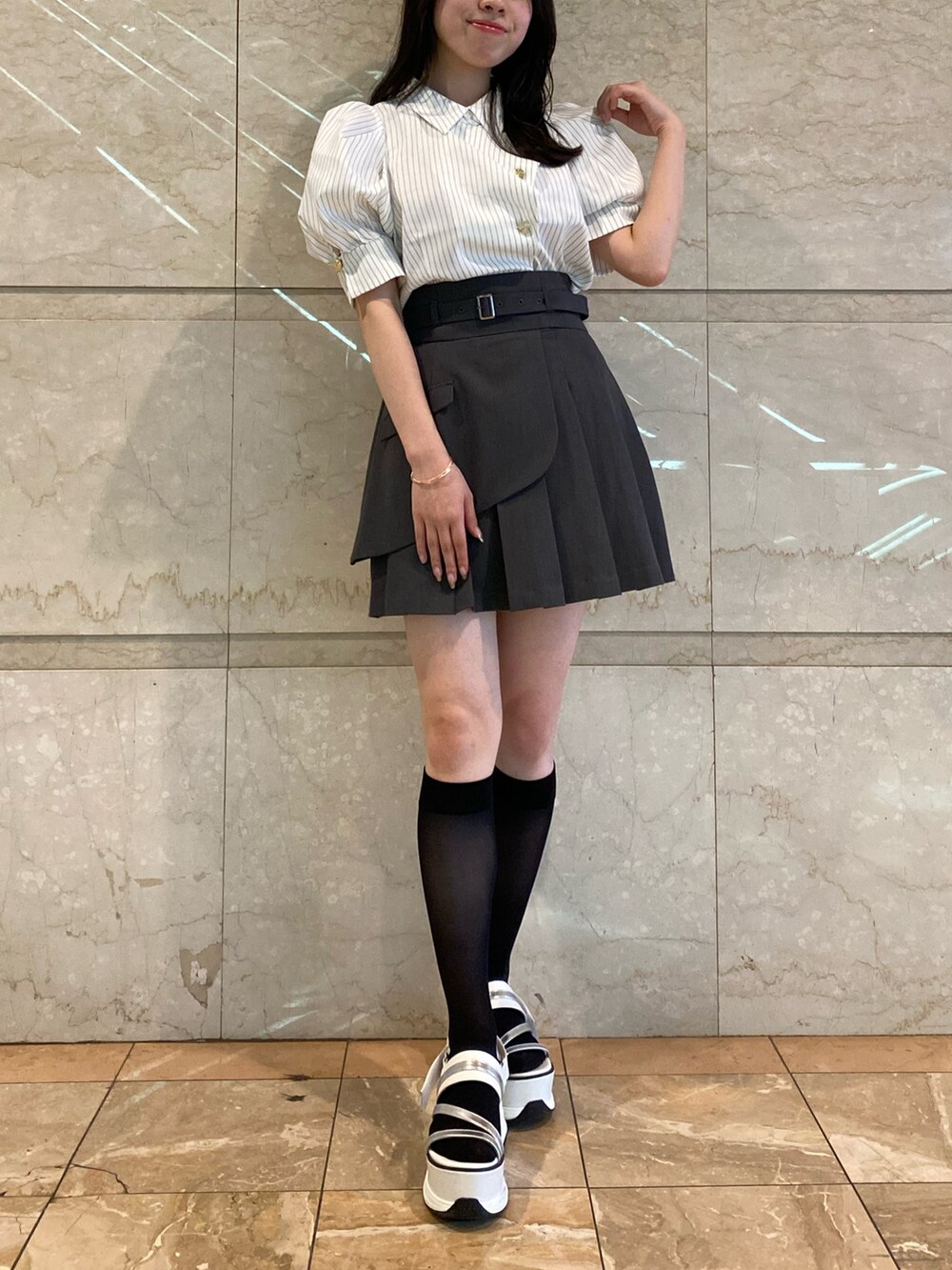 グレー系のスカート、その他のシャツ/ブラウスを着用したレディースの夏コーディネートの2枚目の写真