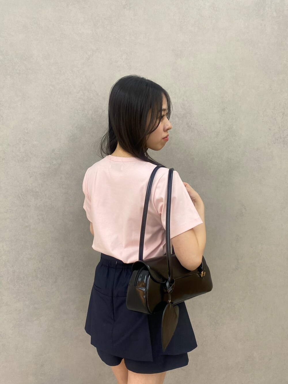 ピンク系のTシャツ/カットソー、ブルー系のその他パンツを着用したレディースの春コーディネートの5枚目の写真